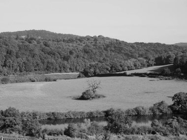 Chepstow 'daki Wye nehrinin yanındaki kırsal manzara, siyah beyaz Uk.