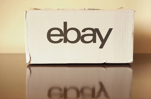 LONDON, UK - CIRCA APRIL 2020: Ebay-Paket — Stockbild London Circa April 2020 Ebay Paket — Stockfoto