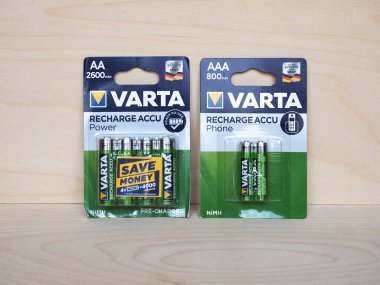 HANNOVER, ALMANY - CIRCA MAYIS 2020: Varta şarj edilebilir piller kutusu