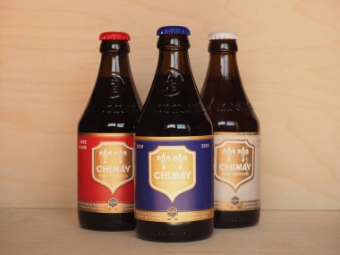 CHIMAY, BELGIUM - CRCA Nisan 2020: Chimay mavi kırmızı ve beyaz bira şişeleri