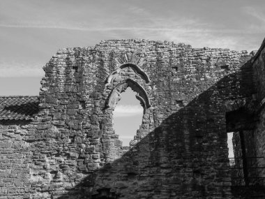 TINTERN, İngiltere - CIRCA SEPTEMBER 2019: Tintern Abbey (Galce Abaty Tyndyrn) harabeleri siyah beyaz
