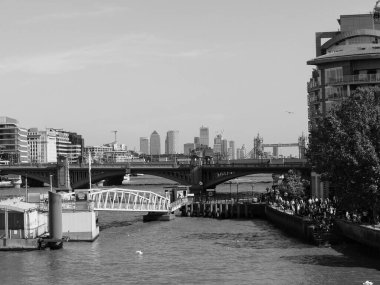 LONDON, İngiltere - CIRCA SEPTEMBER 2019: Southwark Köprüsü, Londra Köprüsü ve Tower Bridge ile Thames Nehri 'nin panoramik görüntüsü