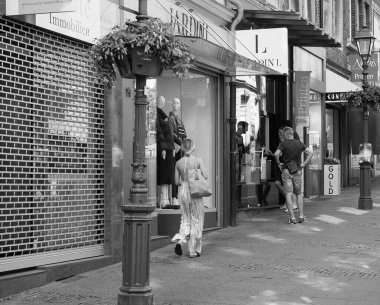 Aachen, Almanya - Ağustos 2019: Şehir merkezindeki insanlar siyah beyaz