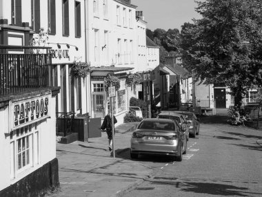 CHEPSTOW, İngiltere - CIRCA EPTEMBER 2019: Siyah beyaz Chepstow şehri manzarası