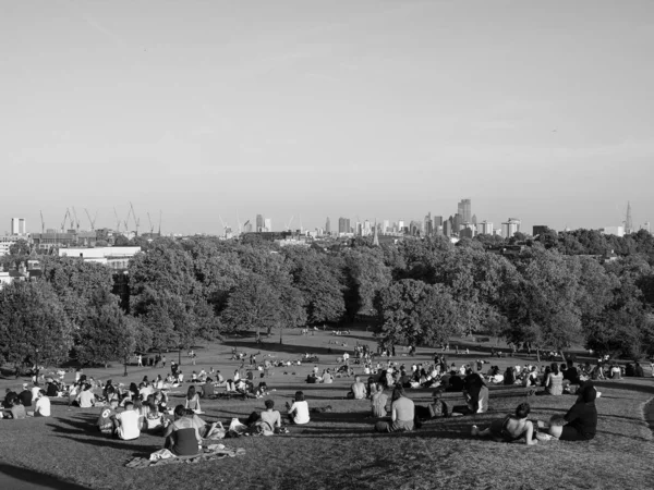 Circa September 2019 리젠트 프림로즈 사람들은 흰색으로 일몰에 런던의 하늘을 — 스톡 사진