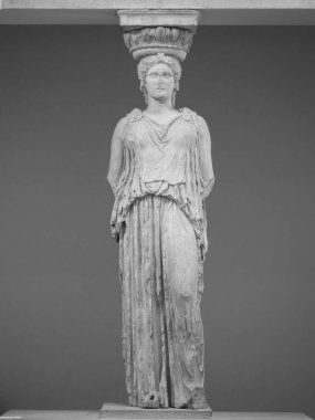 LONDON, İngiltere - CIRCA SEPTEMBER 2019: Atina Akropolü 'nden Caryatid, kalem mermer, M.Ö. 415 civarında, British Museum' da siyah beyaz