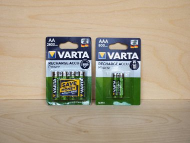 HANNOVER, ALMANY - CIRCA MAYIS 2020: Varta şarj edilebilir piller kutusu