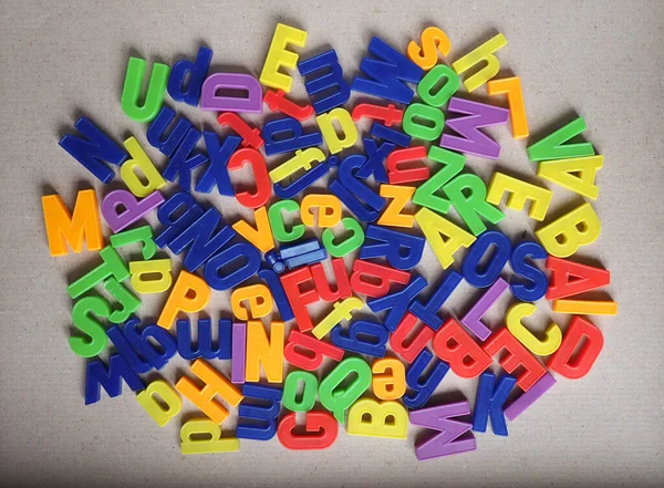 Litery Magnetyczne Brytyjskiego Alfabetu Losowej Pozycji — Zdjęcie stockowe