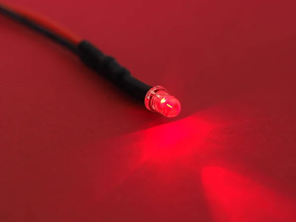 Rood Led Lampje Dat Een Diode Uitstraalt — Stockfoto