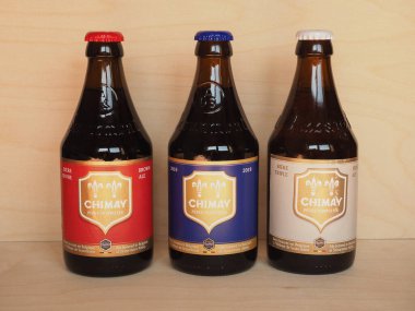 CHIMAY, BELGIUM - CRCA Nisan 2020: Chimay mavi kırmızı ve beyaz bira şişeleri