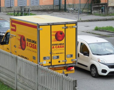 TURIN, İTALYA - CRCA HAZİRAN 2020: Esselunga kamyoneti Covid-19 tecrit sırasında eve erzak teslimatı