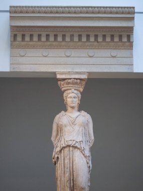 LONDON, İngiltere - CIRCA SEPTEMBER 2019: Atina Akropolü 'nden Caryatid, kalem mermer, M.Ö. 415 civarında, British Museum' da