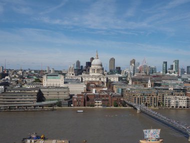 LONDON, İngiltere - CIRCA SEPTEMBER 2019: Londra şehrinin ufuk çizgisi manzarası