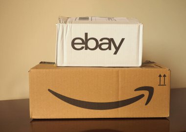 LONDON, İngiltere - CRCA Nisan 2020: Ebay ve Amazon paketleri