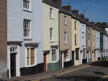 CHEPSTOW, İngiltere - CIRCA Eylül 2019: Bridge Caddesi renkli evler