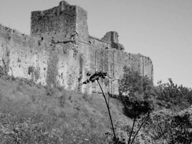 Chepstow Kalesi Harabeleri (Castell Cas-gwent in Welsh), Chepstow, Uk in black and white