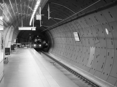 KOELN, GERMANY - CIRCA AĞUSTOS 2019: Rathaus (Belediye Binası) siyah beyaz metro istasyonu