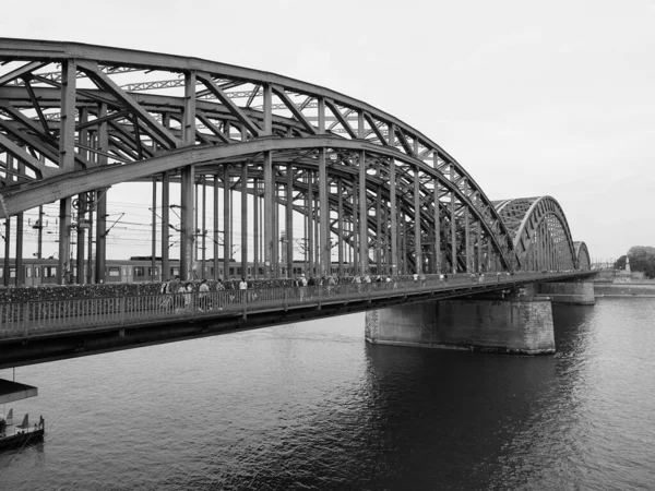 Koeln Kirca August 2019 Hohenzollernbrücke Überquert Schwarz Auf Weiß Den — Stockfoto