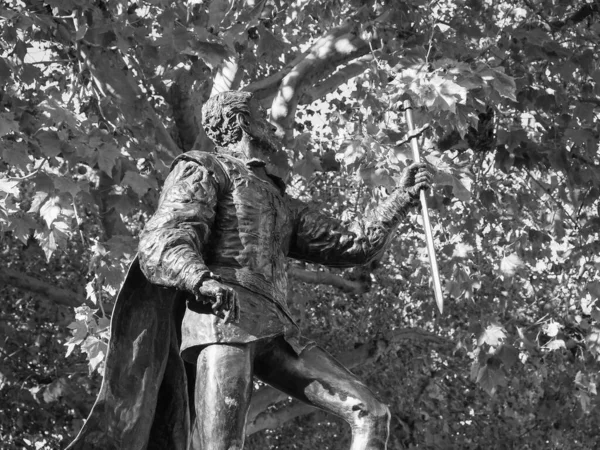 Лондон Великобритания Circa September 2019 Статуя Лоуренса Оливье Роли Гамлета — стоковое фото