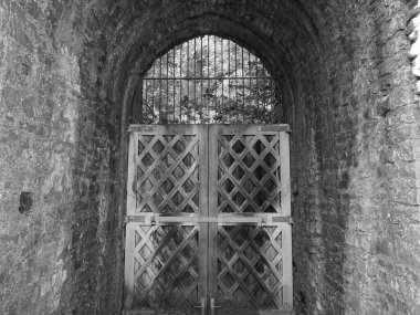 CHEPSTOW, İngiltere - CIRCA SEPTEMBER 2019: Chepstow Kalesi kalıntıları (Galce Castell Cas-gwent in Welsh) siyah beyaz