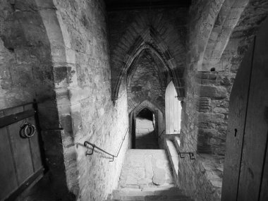 CHEPSTOW, İngiltere - CIRCA SEPTEMBER 2019: Chepstow Kalesi kalıntıları (Galce Castell Cas-gwent in Welsh) siyah beyaz
