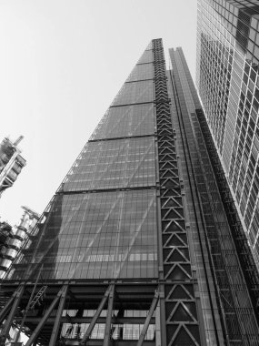 LONDON, İngiltere - CIRCA SEPTEMBER 2019: Siyah beyaz Leadenhall Binası gökdeleni