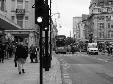 LONDON, İngiltere - CRCA SEPTEMBER 2019: Siyah beyaz çift katlı kırmızı otobüs