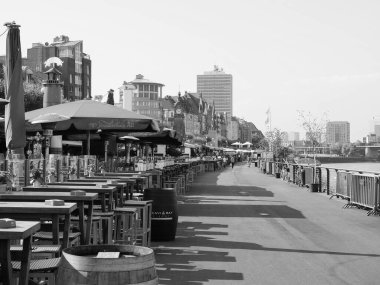 DUESSELDORF, GERMANY - CIRCA AĞUSTOS 2019: Altstadt 'taki Rhein Nehri kıyısında Rheinufermenade (eski kasaba)