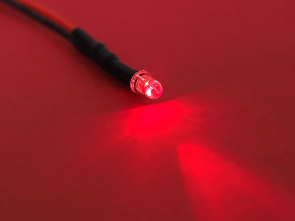 Rood Led Lampje Dat Een Diode Uitstraalt — Stockfoto