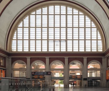 TURIN, İTALYA - CRCA HAZİRAN 2020: Torino Porta Nuova Tren İstasyonu