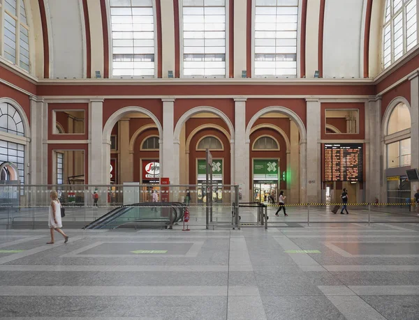 Turín Italia Circa Junio 2020 Estación Torino Porta Nuova Caminante —  Fotos de Stock