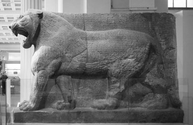 LONDON, İngiltere - CIRCA SEPTEMBER 2019: Muazzam koruyucu aslan, Asurlu, MÖ 865 ile MÖ 860 yılları arasında Nimrud İştar Tapınağı 'ndan, İngiliz Müzesi' nde siyah-beyaz