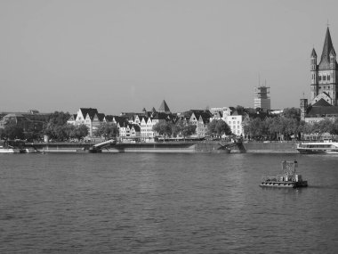 KOELN, GERMANY - CIRCA AĞUSTOS 2019: Siyah beyaz nehirden şehrin ufuk çizgisi