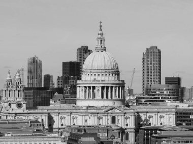 Londra şehrinin manzarası St Paul 'un katedrali siyah beyaz