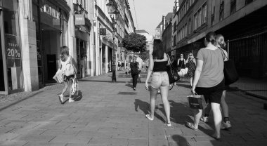 DUESSELDORF, GERMANY - CIRCA AĞUSTOS 2019: Şehir merkezindeki insanlar siyah beyaz
