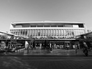 LONDON, İngiltere - CIRCA SEPTEMBER 2019: 1951 Britanya Ulusal Festivali kapsamında inşa edilen Kraliyet Festivali Salonu hala siyah ve beyaz müzik ve eğlence merkezleri olarak kullanılıyor