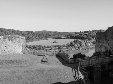 CHEPSTOW, İngiltere - CIRCA SEPTEMBER 2019: Chepstow Kalesi kalıntıları (Galce Castell Cas-gwent in Welsh) siyah beyaz