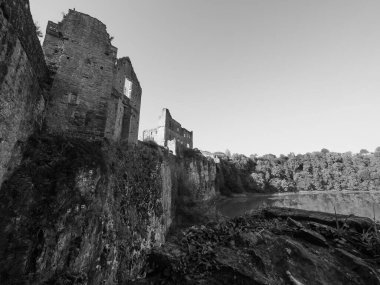 CHEPSTOW, İngiltere - CIRCA SEPTEMBER 2019: Chepstow Kalesi kalıntıları (Galce Castell Cas-gwent in Welsh) siyah beyaz