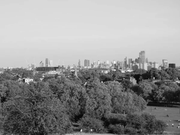 从伦敦摄政公园以北的Primrose Hill俯瞰伦敦的天际线 乌克黑白相间 — 图库照片