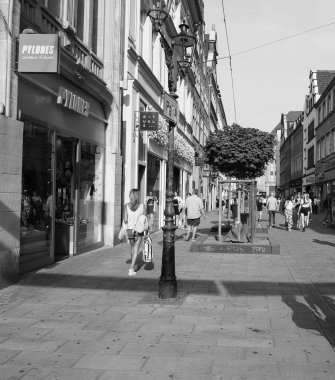 DUESSELDORF, GERMANY - CIRCA AĞUSTOS 2019: Şehir merkezindeki insanlar siyah beyaz