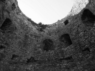 CHEPSTOW, İngiltere - CIRCA SEPTEMBER 2019: Chepstow Kalesi kalıntıları (Galce Castell Cas-gwent in Welsh) siyah beyaz