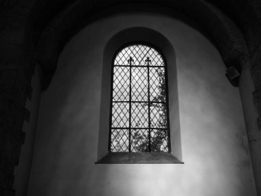 CHEPSTOW, İngiltere - CIRCA SEPTEMBER 2019: Siyah-beyaz St Mary Kilisesi ve Manastırı