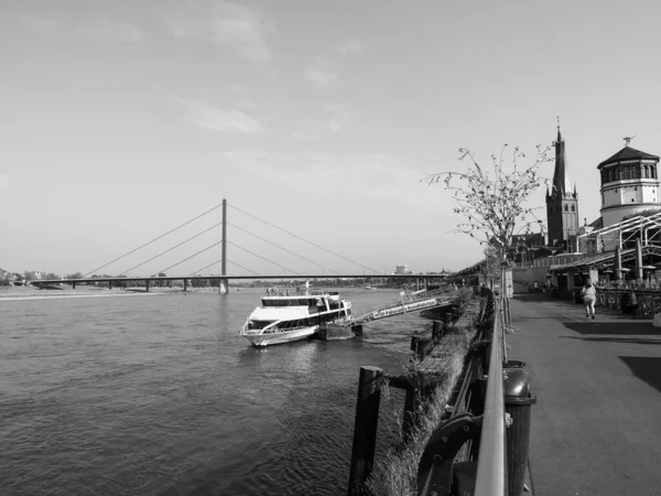 Düsseldorf Circa August 2019 Rheinuferpromenade Der Altstadt Schwarz Weiß — Stockfoto