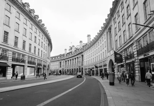 LONDON, İngiltere - CIRCA EPTEMBER 2019: Regent Caddesi 'ndeki insanlar siyah beyaz hilal