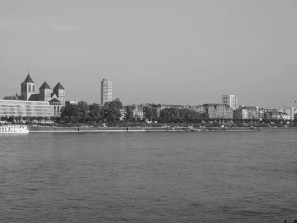 Koeln Germany Circa 8月2019 黒と白の川から都市のスカイラインの景色 — ストック写真
