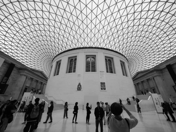 ロンドン イギリス Circa 2019年9月 建築家ノーマン フォスターがモノクロで設計した大英博物館の大法廷 — ストック写真