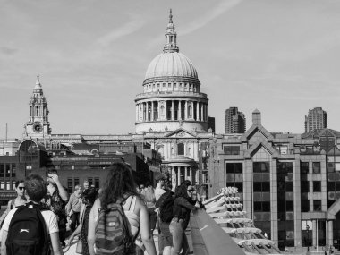 LONDON, İngiltere - CIRCA SEPTEMBER 2019: İnsanlar Thames Nehri üzerinden Millennium Köprüsü 'nü geçerek Londra Şehri' ni St Paul Katedrali ile Tate Modern sanat galerisi arasındaki South Bank 'a bağlıyorlar.