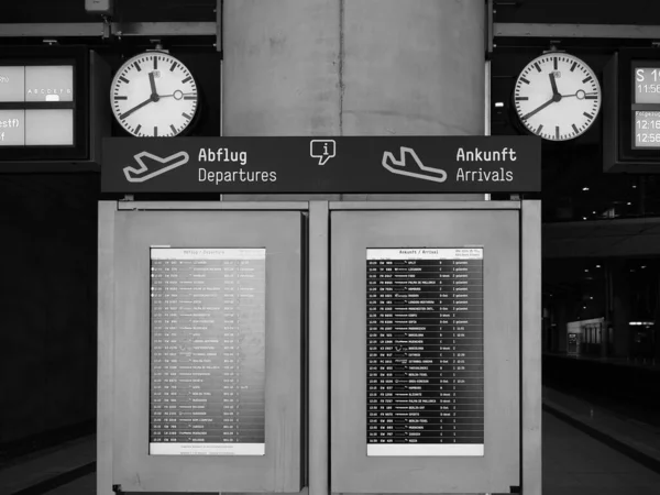 Koeln ドイツ Circa 2019年8月 Abflug とAnkunft の時刻表画面黒と白のKoeln Bon空港 — ストック写真