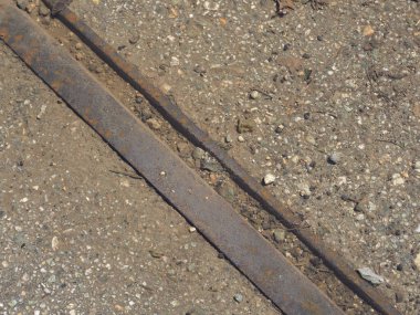 Eski paslı terk edilmiş demiryolu rayları suyun altında