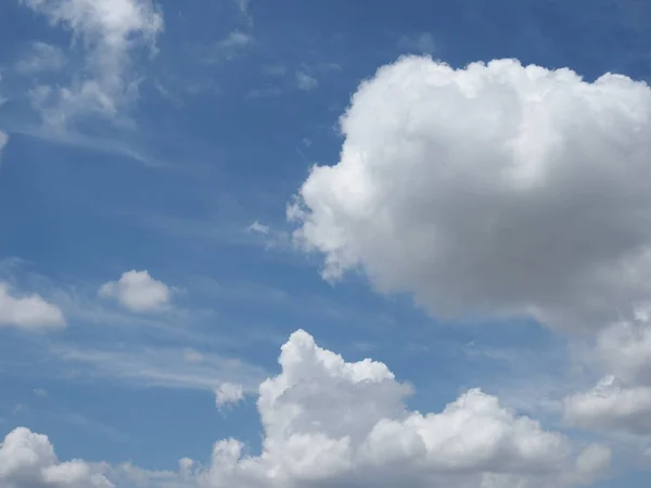 Ciel Bleu Avec Des Nuages Utiles Comme Arrière Plan — Photo